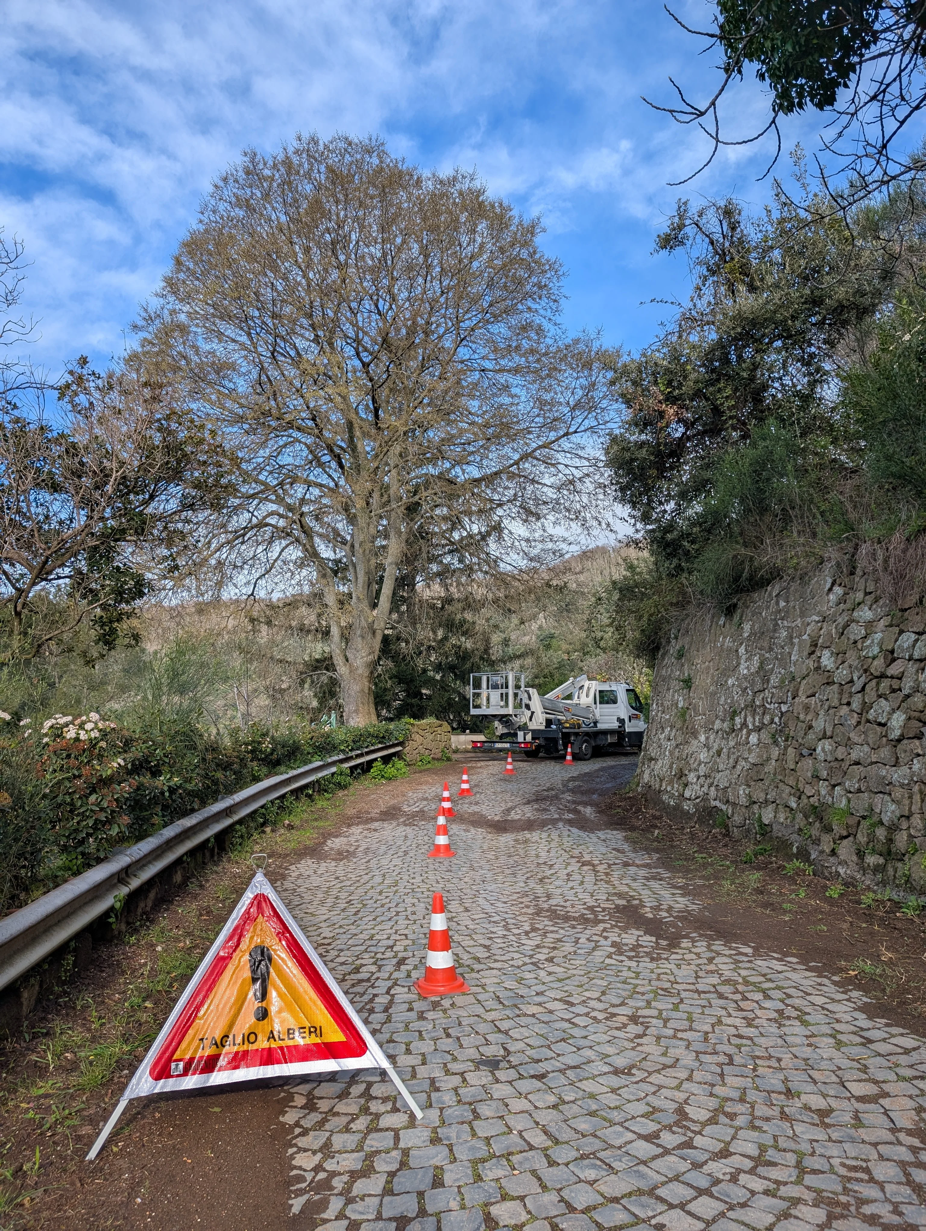 Area di lavoro segnalata su una strada di collina